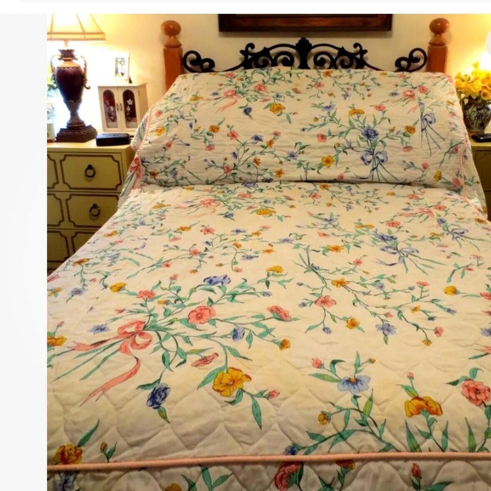 Vintage quilted bedspread queen PLEASE MAKE AN OFFER CHARMING BEDSPREAD